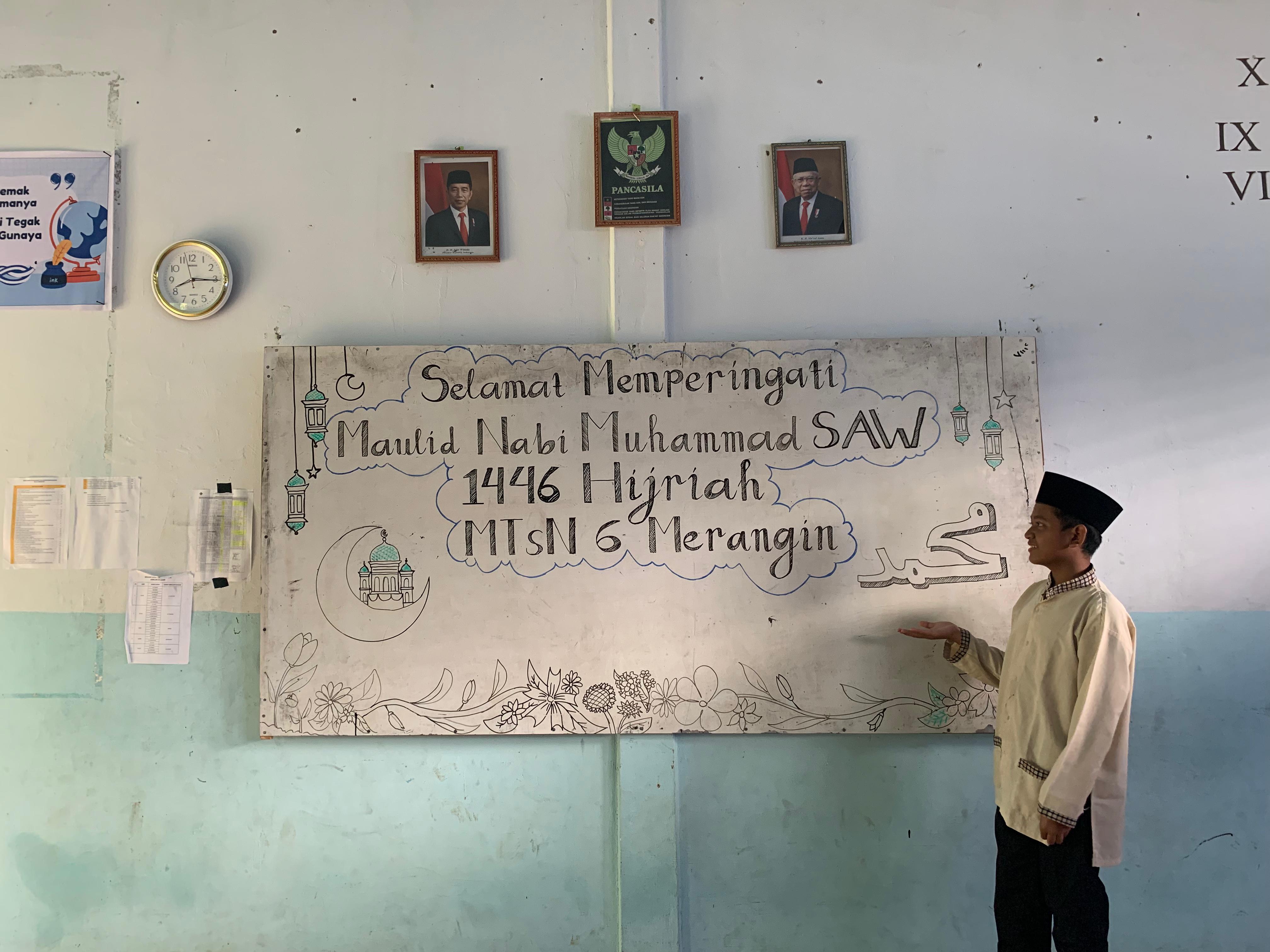 Kreativitas Siswa MTs Negeri 6 Merangin Gading Ibnu Wardana : Dekorasi Panggung Meriahkan Peringatan Maulid Nabi Muhammad SAW 1446 H