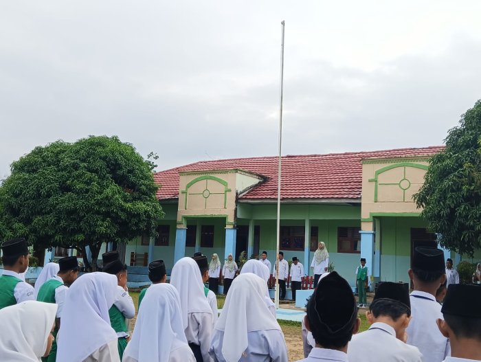 Penyampaian Amanat Pembina Upacara MTsN 6 Merangin Hari Senin, 1 September 2025