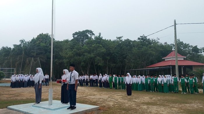 Upacara Hari Senin di MTsNegeri 6 Merangin: Menumbuhkan Pemahaman Diri dan Kesadaran Akan Potensi Diri Siswa