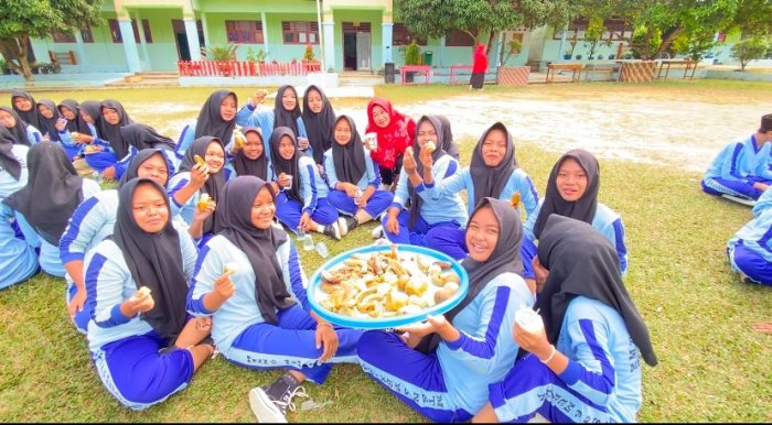 Usai Momen Haru Renungan, MTsNegeri 6 Merangin Gelar Santap Sehat dengan Makanan Rebusan