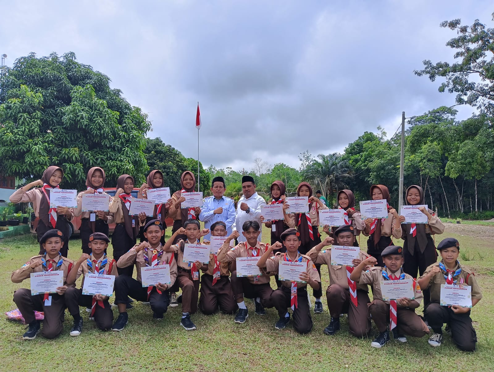 Penyerahan Piagam dan Tiska Sebagai Bentuk Apresiasi Kepada Siswa-siswi MTsN 6 Merangin Dalam Mengikuti Perkemahan Bakti Pramuka Penggalang Kwartir Cabang Merangin Tahun 2024