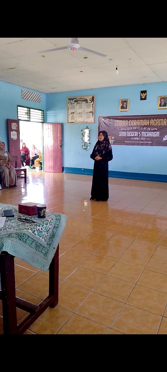 Siswi MTsN 6 Merangin Ikuti Lomba Pidato pada Dies Natalis SMAN 5 Merangin
