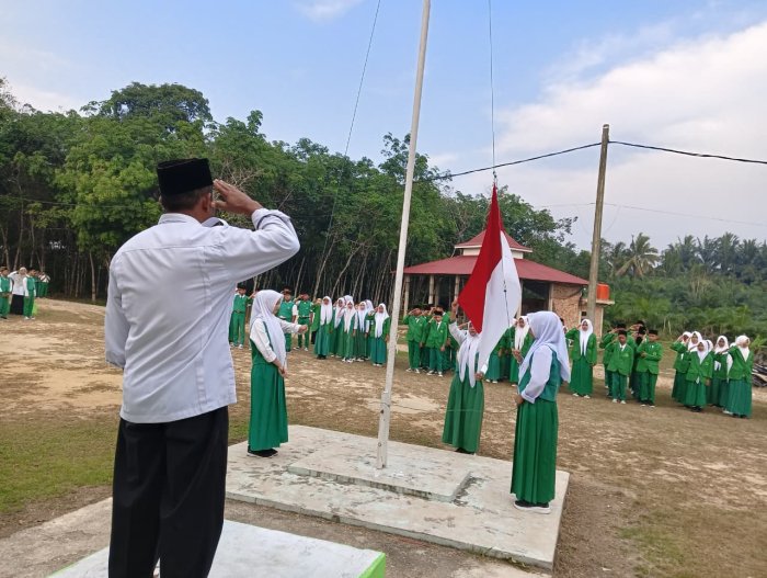 UPACARA BENDERA HARI SENIN DI MTsN 6 MERANGIN BERLANGSUNG KHIDMAT, PEMBINA UPACARA TEKANKAN KEDISIPLINAN