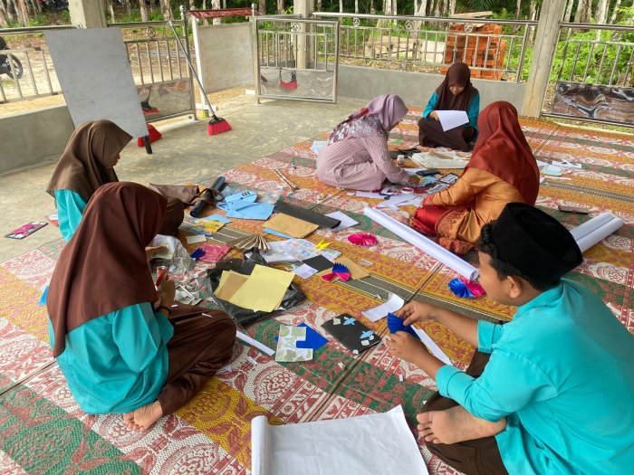 MTs Negeri 6 Merangin Gelar Latihan Pembuatan Mading Jelang Lomba Bulan Bahasa 28 Oktober Mendatang