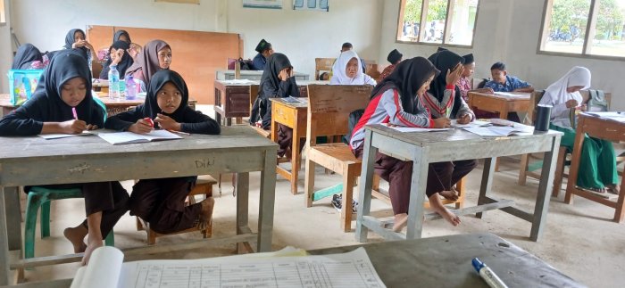 Pembelajaran Bahasa Inggris di Kelas 7A MTsN 6 Merangin Bersama Ibu Sumini, S.Pd.I Berlangsung Interaktif dan Menyenangkan