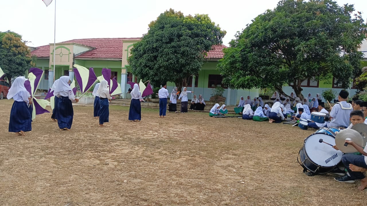 Siswa-Siswi MTsN 6 Merangin Terus Berlatih dengan Antusias dalam Latihan Drumband