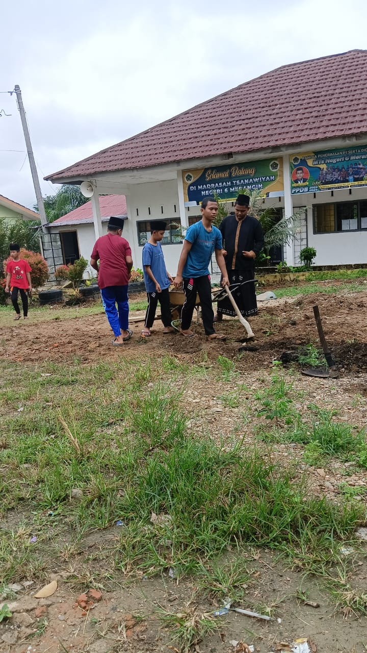 Menjelang Tahun Ajaran Baru, Siswa-Siswi dan Majelis Guru MTsN 6 Merangin Lakukan Gotong Royong
