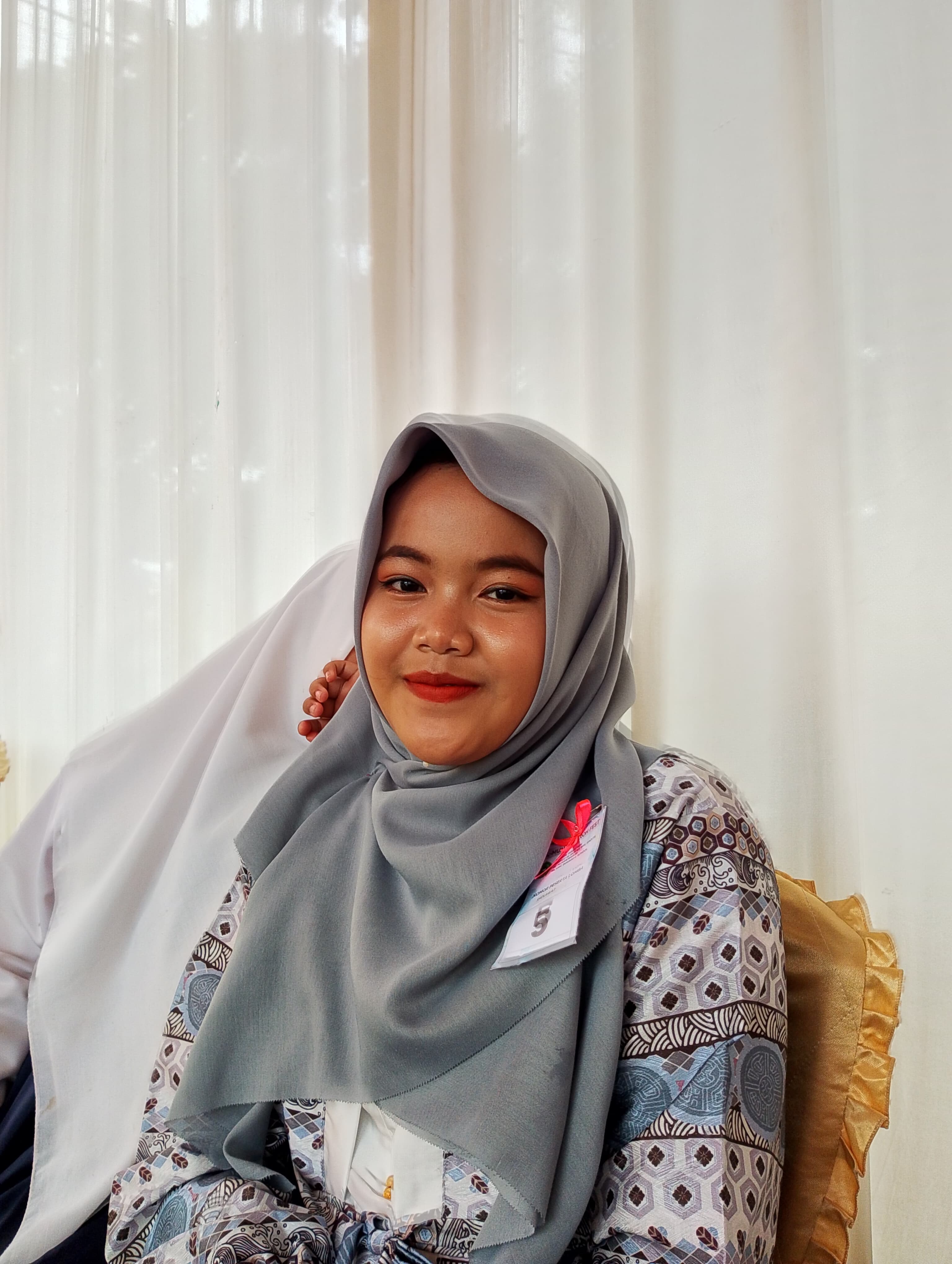 Fika, Siswi MTsN 6 Merangin, Ikuti Perlombaan Sholawat di Fest Al-Munawwaroh Bangko 2025