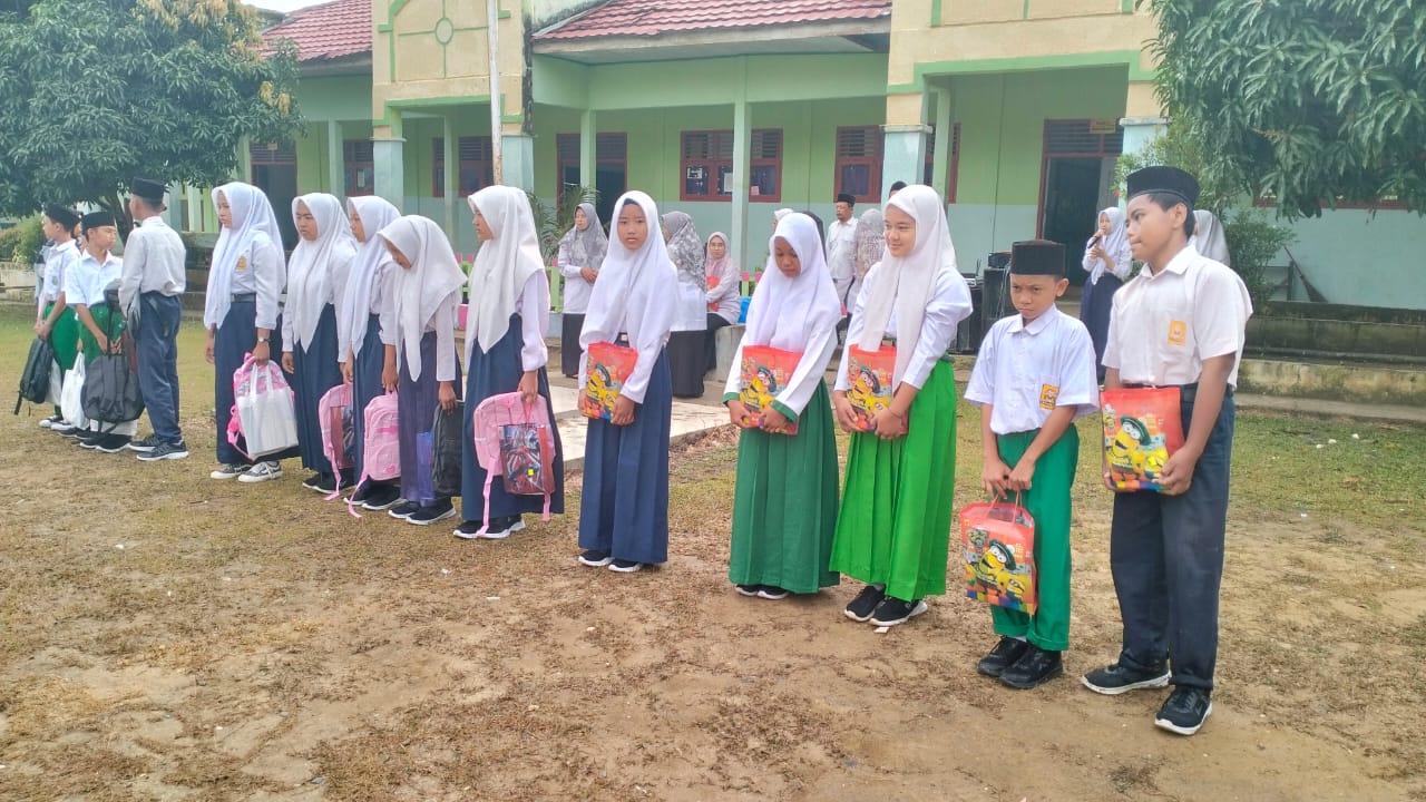 Penyerahan Santunan dan Sentuhan Kasih di MTsN 6 Merangin