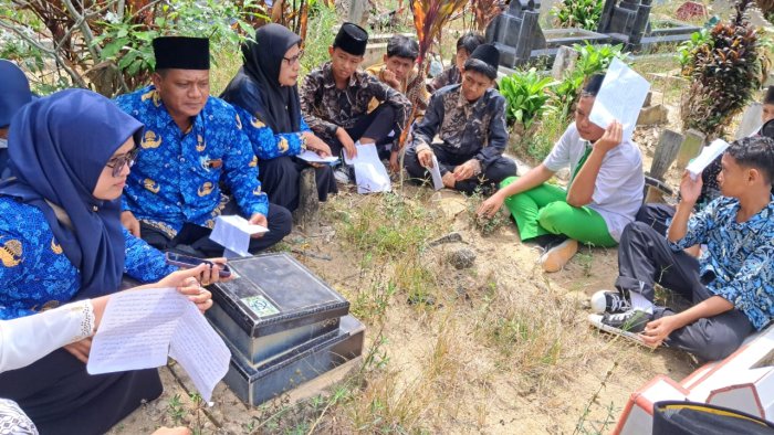 Hari Pahlawan Jadi Momen Refleksi, MTsNegeri 6 Merangin Laksanakan Ziarah Kubur ke Tempat Leluhur
