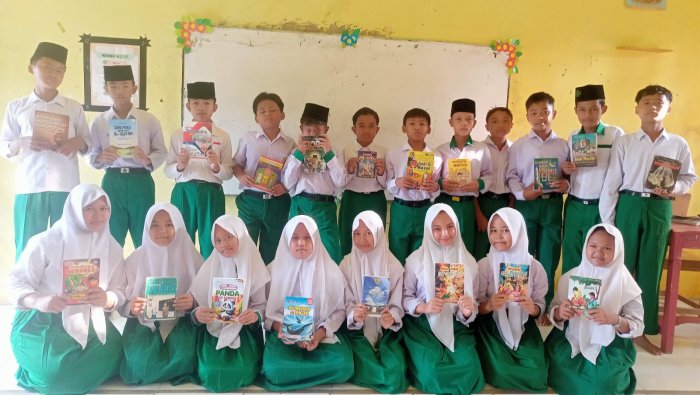 Kelas 7D MTsN 6 Merangin Donasikan Buku untuk Literasi