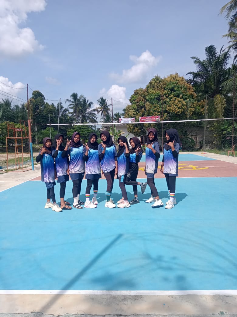 Kecil-kecil cabe rawit Tim Voli Putri MTsN 6 Merangin Tampil Hebat di Turnamen Desa Sumber Agung