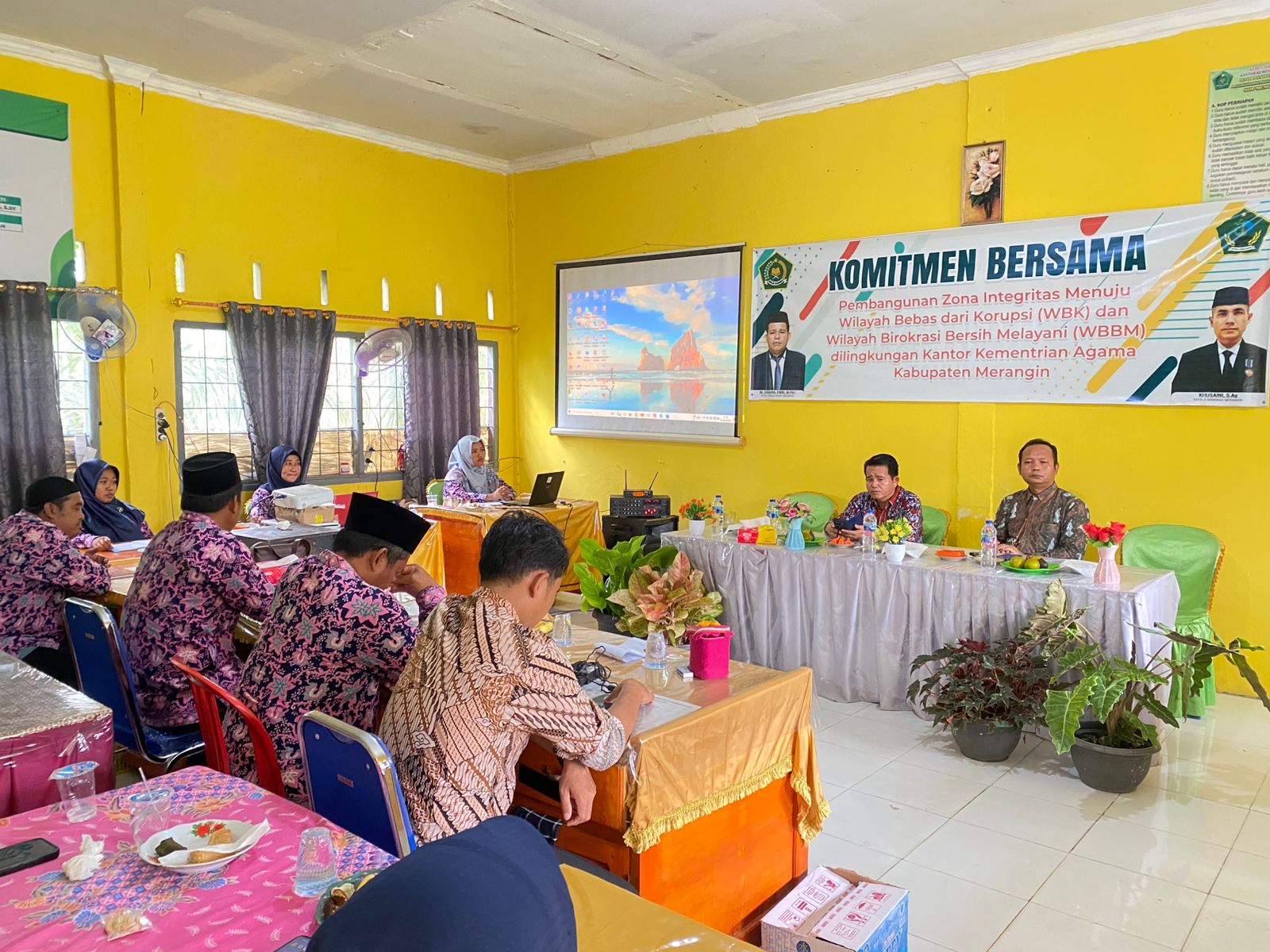 Penandatanganan Komitmen Bersama Pembangunan Zona Integritas Menuju Wilayah Bebas dari Korupsi (WBK) dan Wilayah Birokrasi Bersih Melayani (WBBM) di MTsN 6 Merangin