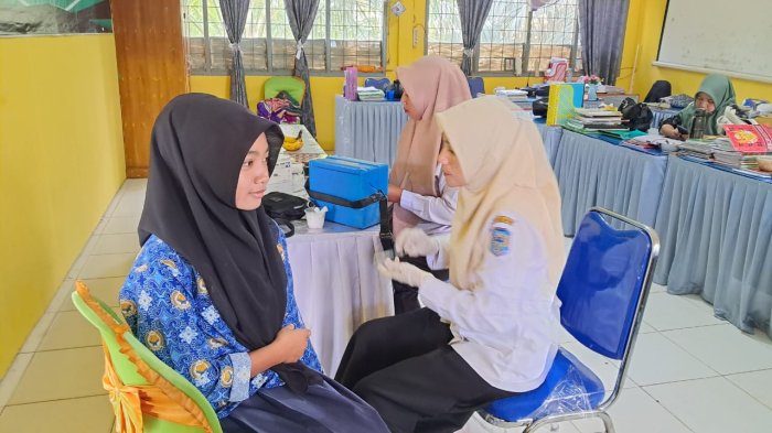 Siswi MTsN Merangin Terima Vaksin HPV dari Puskesmas Desa Sumber Agung