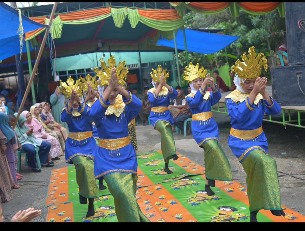 Siswi-siswi MTsN 6 Merangin Memeriahkan Pernikahan dengan Tarian Tradisional Sekapur Sirih