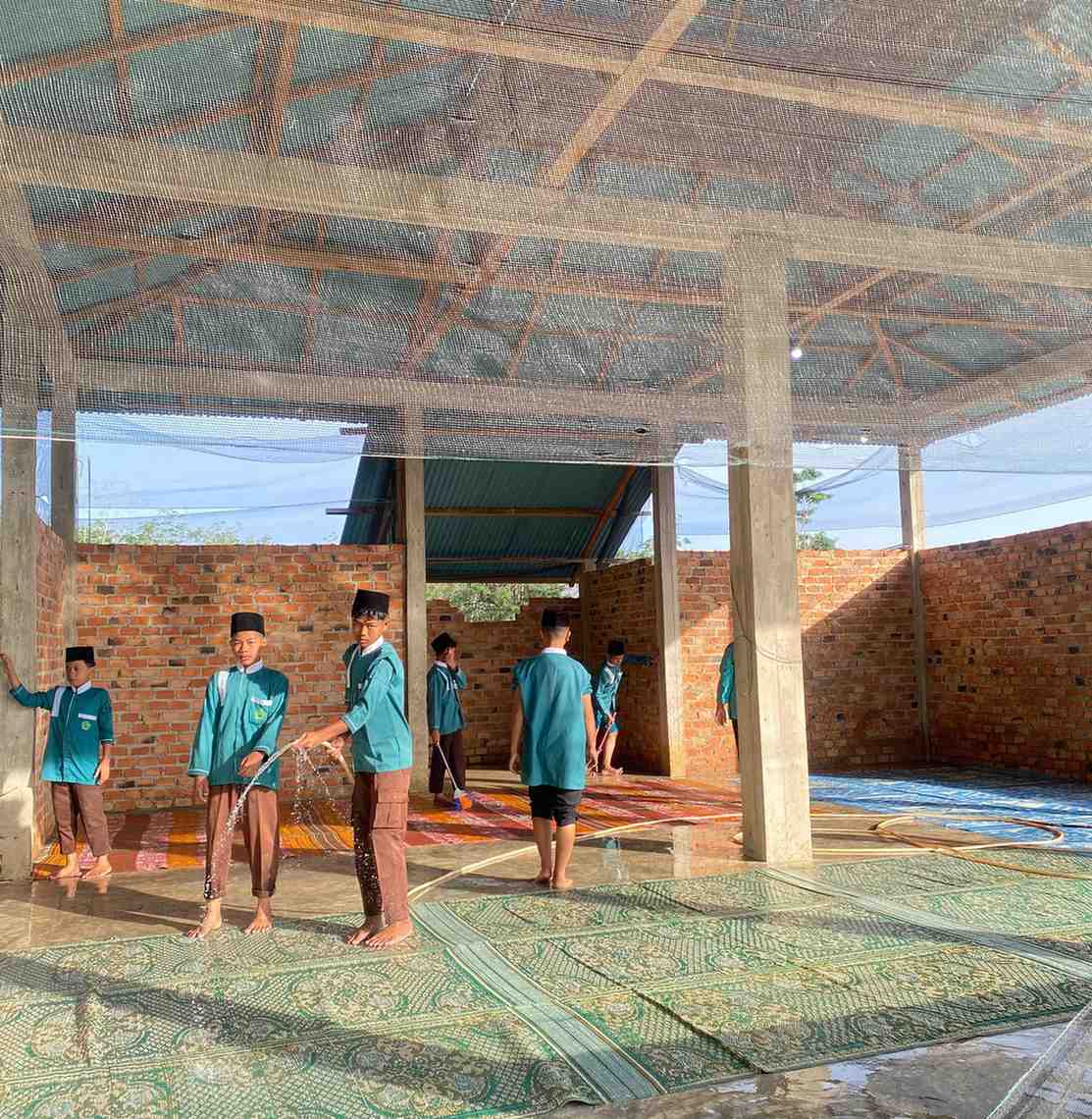 Gotong royong membersihkan Mushola MTS N 6 MERANGIN 