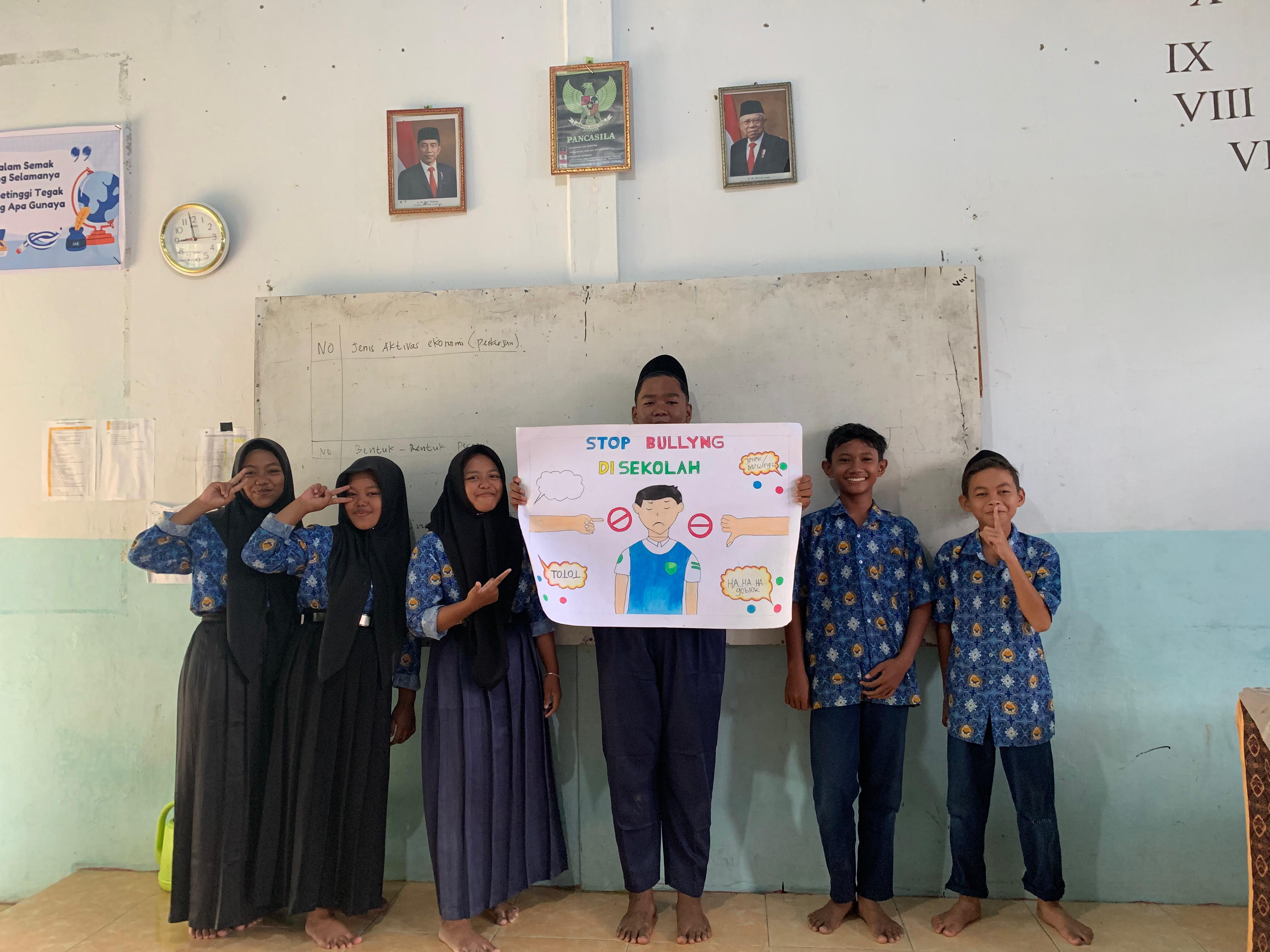 Menggambar Poster Stop Bullying oleh Siswa-Siswi MTsN 6 Merangin Kelas VIII