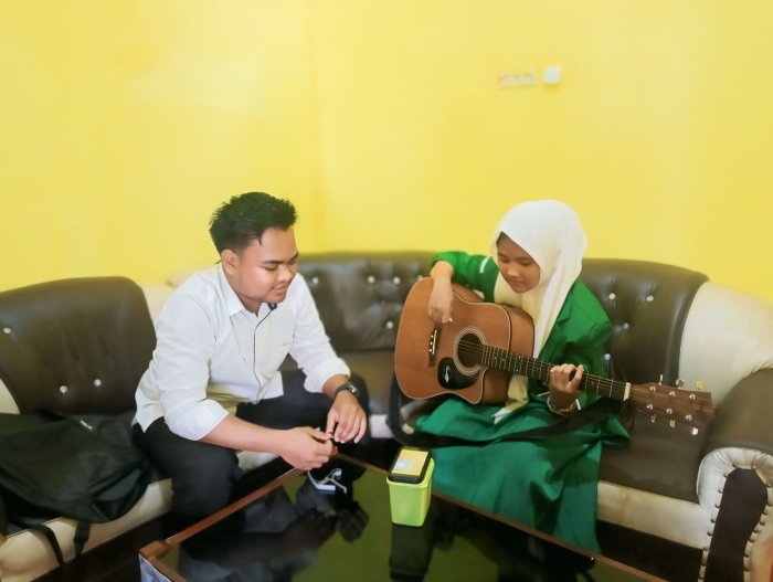 Sahira Latihan Gitar di Jam Istirahat Jelang Lomba Seni