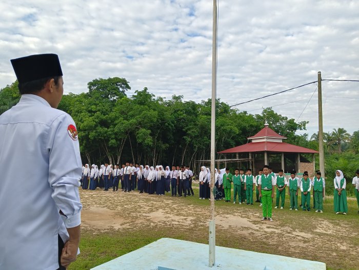 Manajemen Waktu dan Semangat Belajar Jadi Pesan Utama Upacara di MTsN 6 Merangin