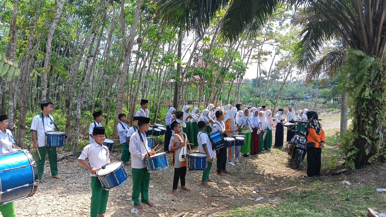 Pasukan Anti Lelah Drumband MTs Negeri 6 Merangin, Memfokuskan Latihannya pada Lagu Nasional 