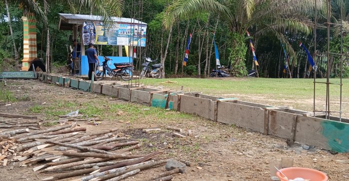 Majelis Guru Laki-Laki dan Petugas Kebersihan MTsN 6 Merangin Gotong Royong Laksanakan Pengecoran Pagar Madrasah