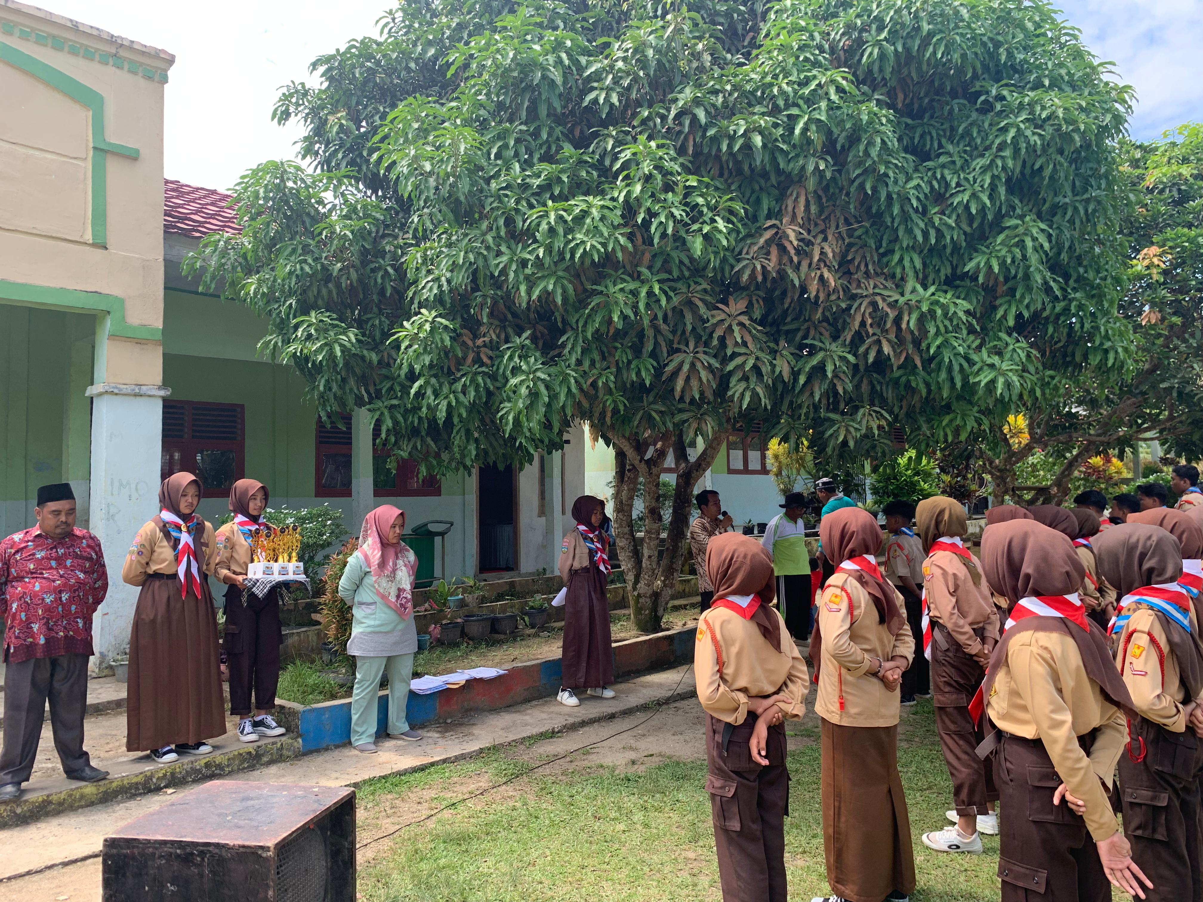 Siswa-Siswi MTsN 6 Merangin Serahkan Tropi Juara Jambore Ranting Margo Tabir kepada Kepala Madrasah