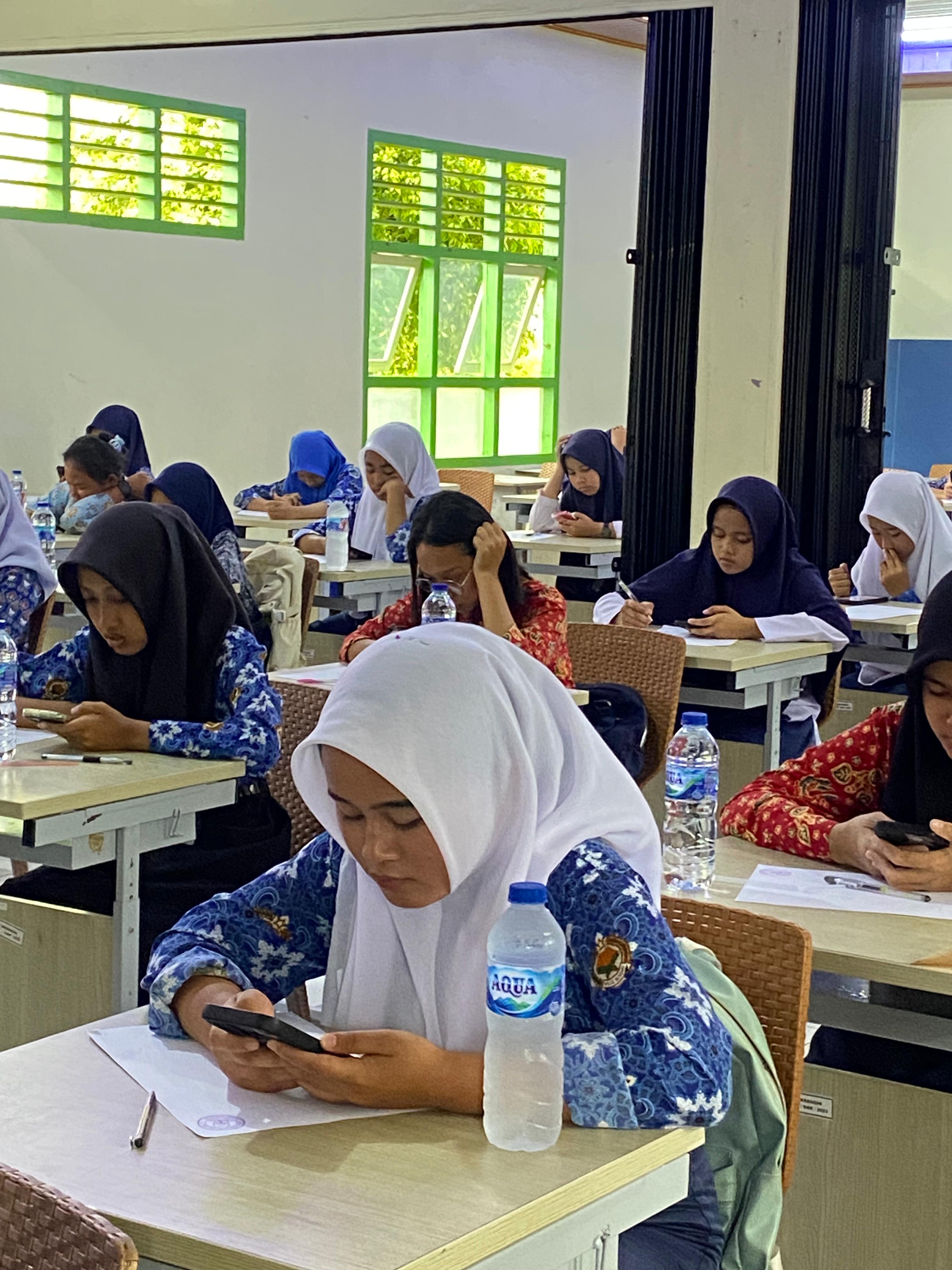 Siswi MTs N 6 Merangin Ikuti Perlombaan Olimpiade dalam Rangka Peringatan HUT SMKN 2 Merangin Tahun 2025 Tingkat SMP/Sederajat