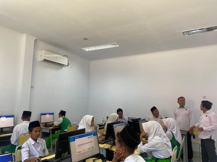 Kemenag Merangin Pantau Pelaksanaan ANBK di MTsN 6