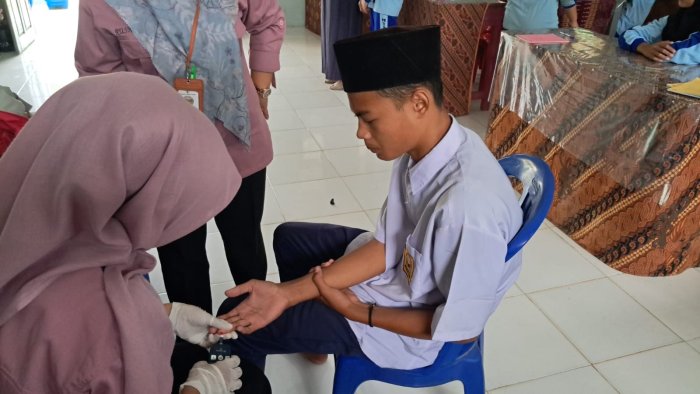 Siswa-Siswi MTsN 6 Merangin Antusias Ikuti Pemeriksaan Kesehatan Gratis dari Puskesmas Sumber Agung