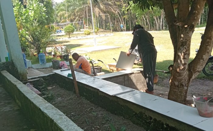 Guru MTsN 6 Merangin Bersama Percantik Taman Sekolah Guru MTsN 6 Merangin Bersama Percantik Taman Sekolah