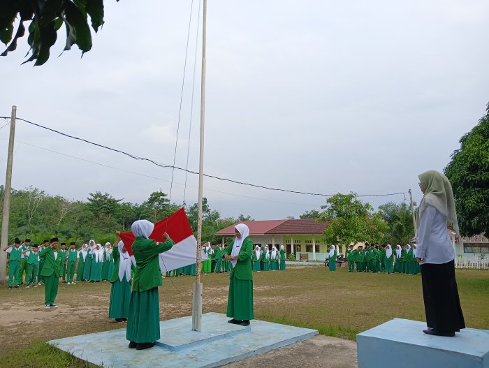 Upacara Bendera di MTsN 6 Merangin Berlangsung Khidmat, Pembina Tekankan Pentingnya Menebar Kebaikan