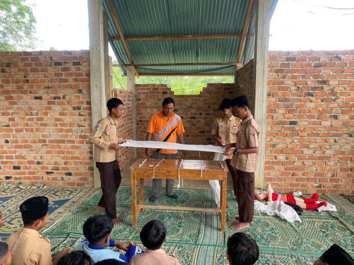 Siswa MTsN 6 Merangin Praktik Pengurusan Jenazah
