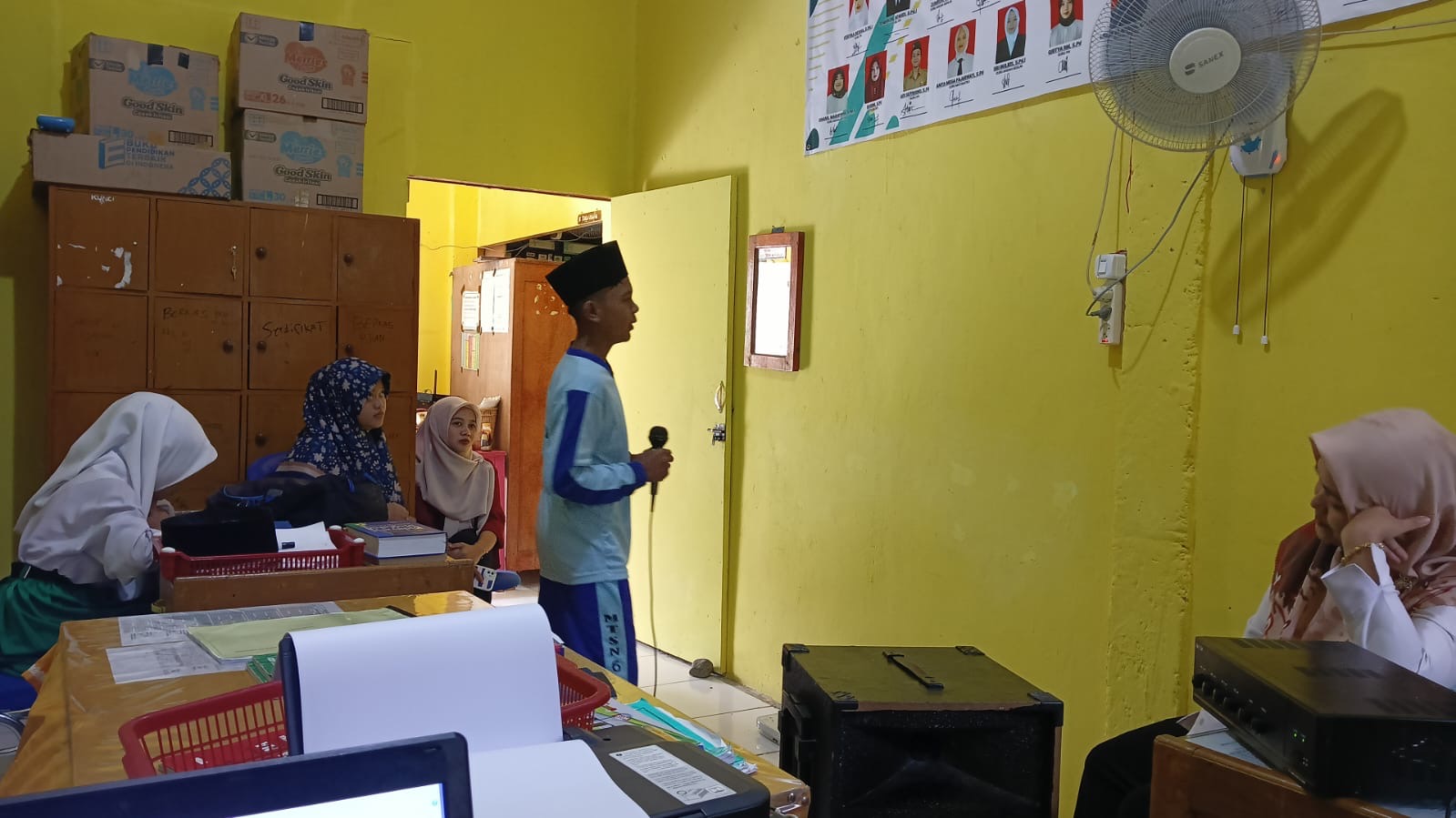 Siswa & Siswi MTsN 6 Merangin Latihan Solo Song untuk Mengikuti Perlombaan dalam Rangka Memperingati HUT SMKN 2 Merangin bersama Pelatih Profesional Wafiq Azizah dan Anita Mega Fajarwati
