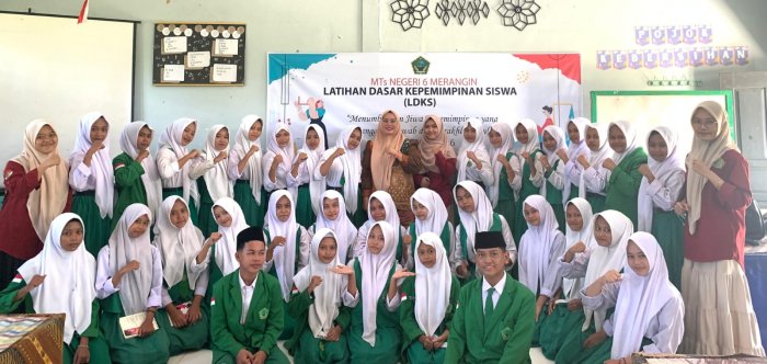 Latihan Dasar Kepemimpinan Siswa, Desinta Rasyani, S.Pd., Gr. Ia membawakan tema Kedisiplinan dan Tanggung Jawab