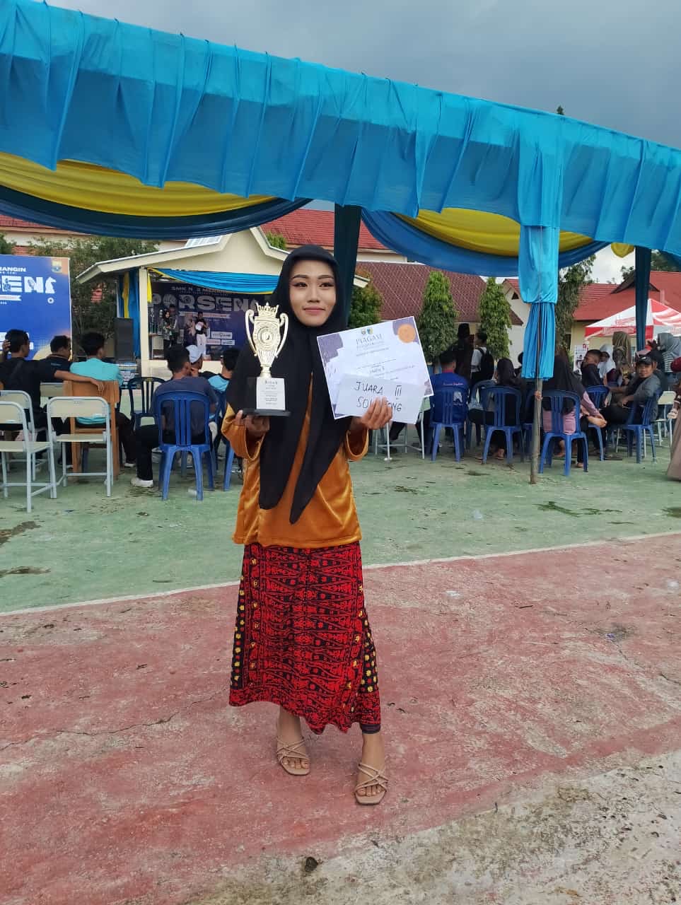 Yunita Siswi MTsN 6 Merangin Raih Juara 3 solo song pada Acara HUT SMK 2 Merangin