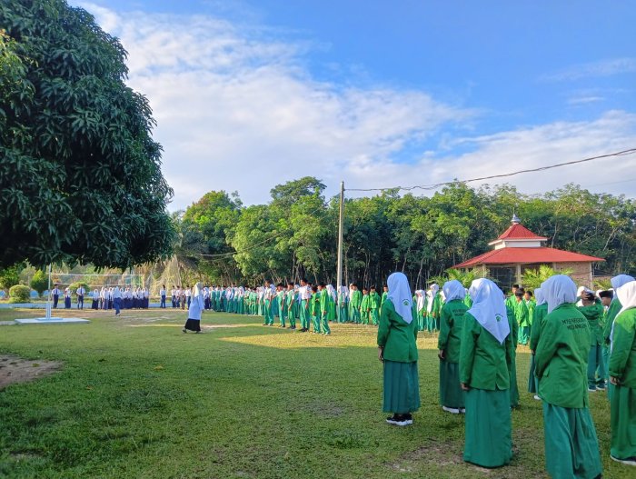 Rutinitas Upacara Hari Senin,Menyusun Masa Depan Langkah Awal Menuju Generasi Emas Madrasah