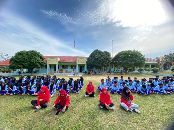 Momen Haru di MTs Negeri 6 Merangin Mengenang Jasa Orang Tua dan Merileksasi Diri Bersama