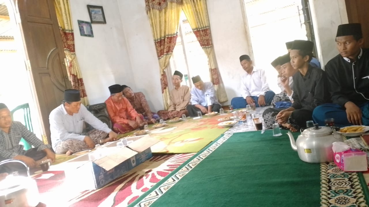 majelis guru MTsN 6 Merangin, Pengasuh Pondok Pesantren Nurul Huda berserta siswa siswi MTsN 6 Merangin Ta'ziah kerumah Alan