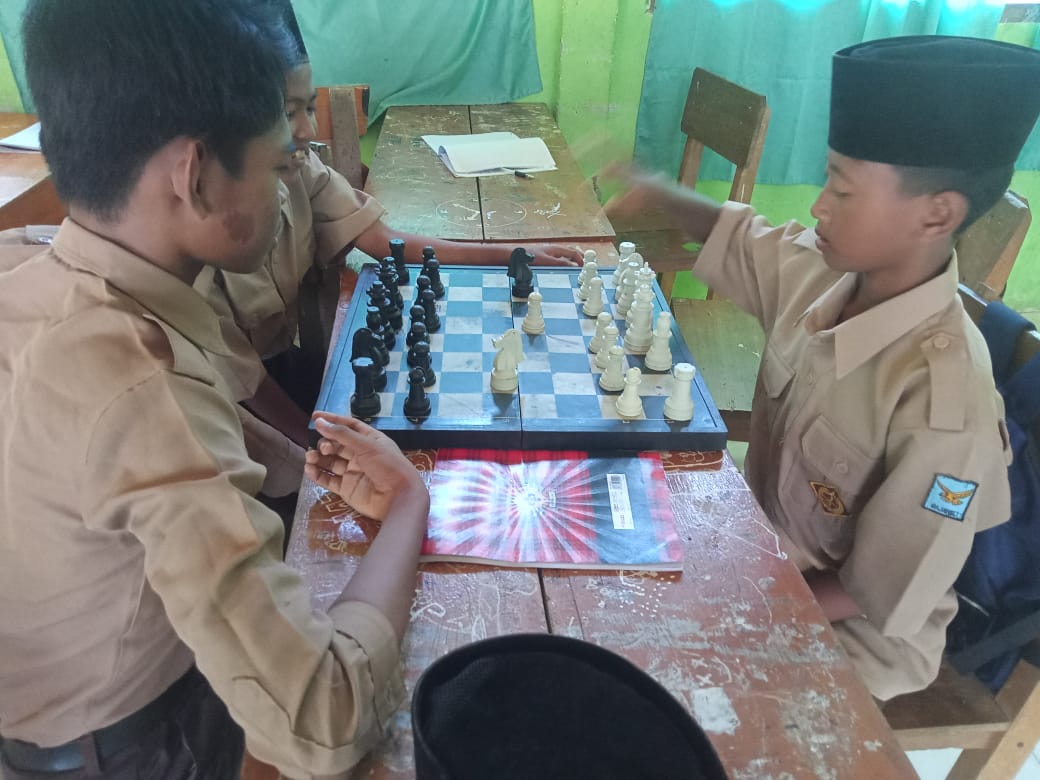 Aktifitas Siswa-siswi MTsN 6 Merangin di jam isrtirahat untuk bermain Catur