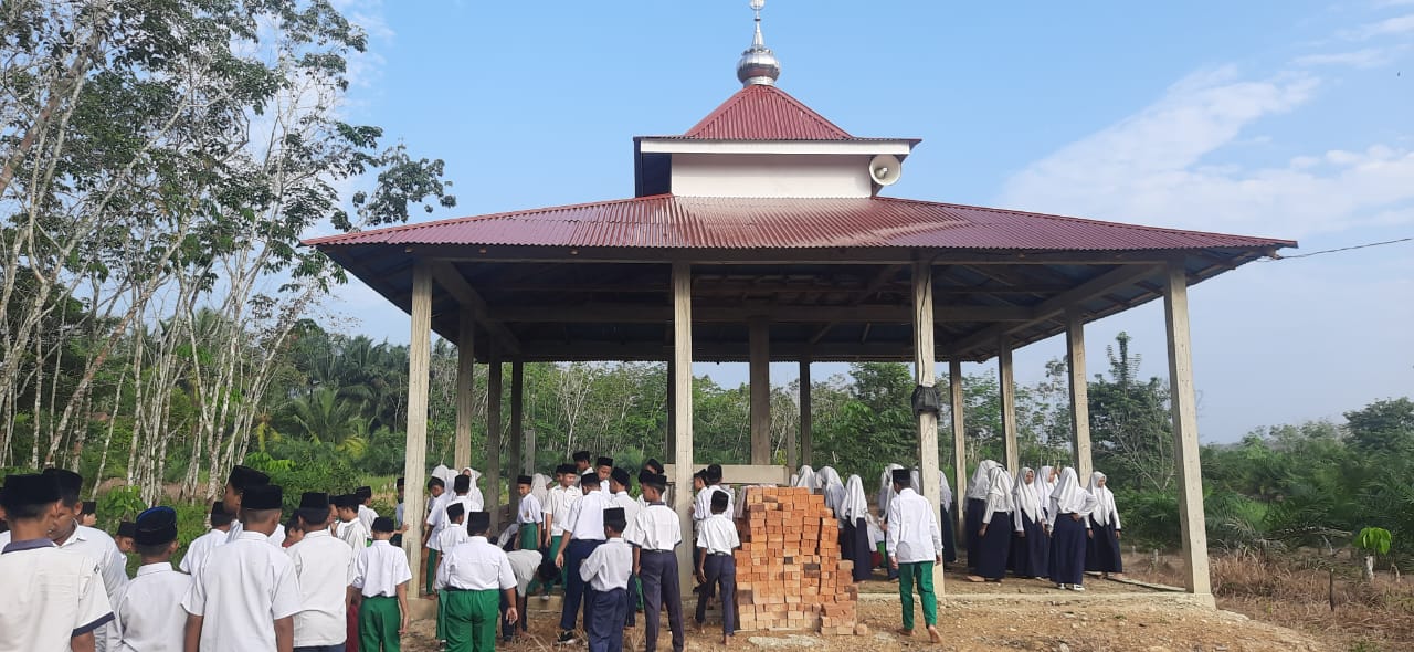 MTs Negeri 6 Merangin Adakan Gotong Royong Pembersihan Mushola