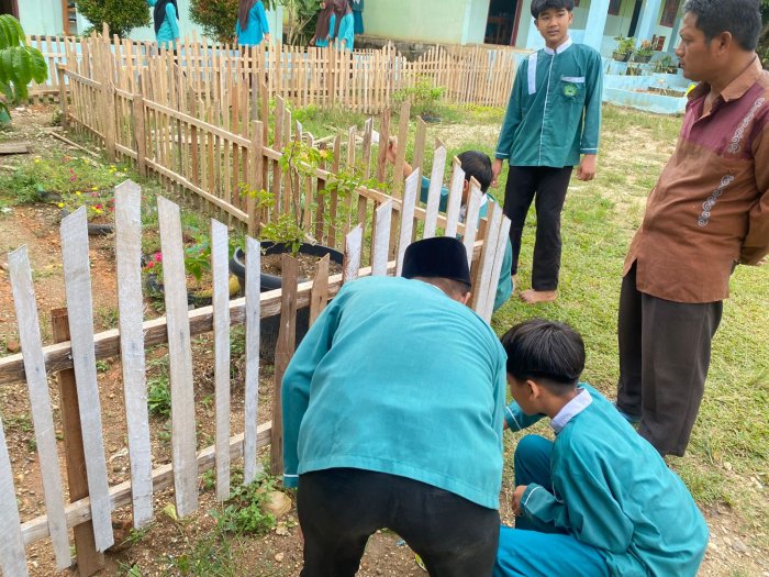 Kegiatan Jumat Pagi MTs Negeri 6 Merangin,Bersama Menjaga dan Memperindah Lingkungan Sekolah