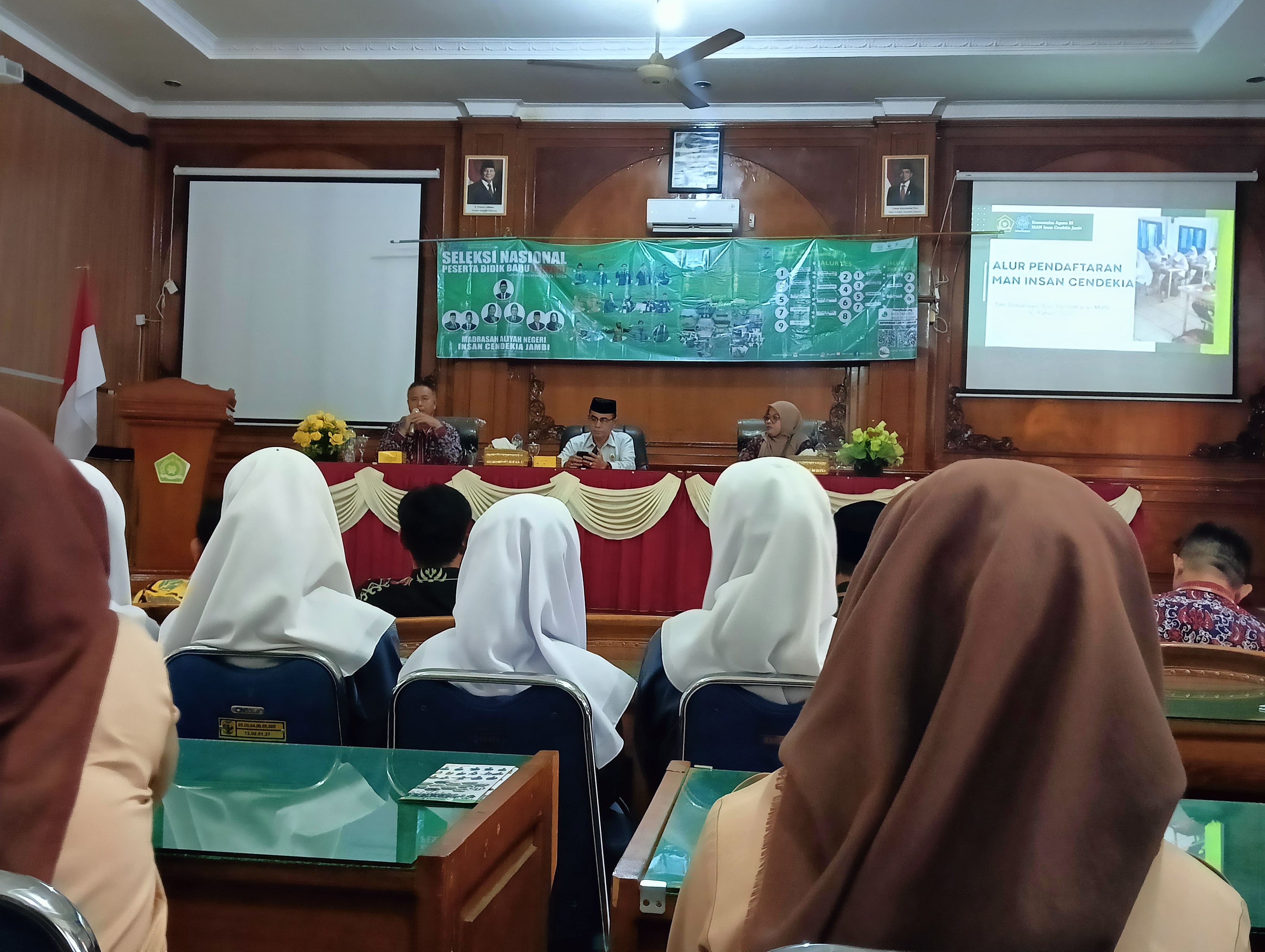 Siswa-Siswi MTs N 6 Merangin dan Sekolah Lain Hadiri Sosialisasi MAN Insan Cendekia Jambi di Aula Kemenag Merangin