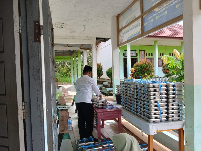 Pembagian Makanan Bergizi Gratis di MTsN 6 Merangin Berjalan Lancar