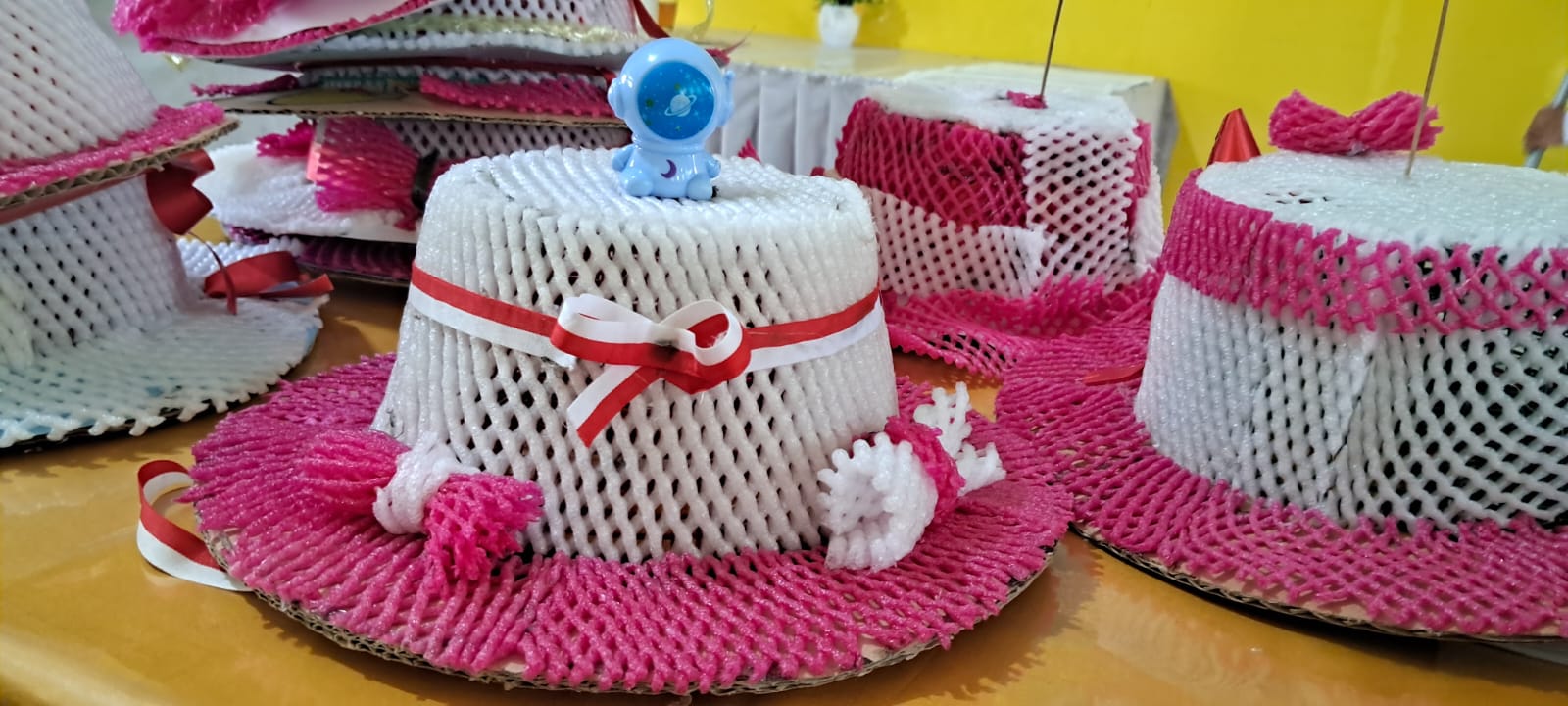 Kegiatan P5PRA :Pembuatan Topi dari Bahan Bekas di MTsN 6 Merangin