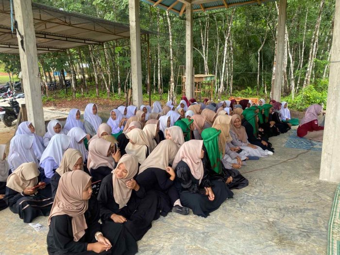 Siswi Kelas IXc MTs Negeri 6 Merangin Tunjuk Semangat dalam Lomba Sholawat Peringati Maulid Nabi Muhammad SAW