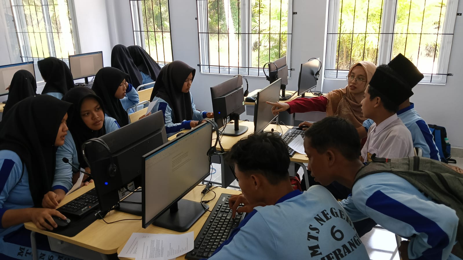 Siswa MTsN 6 Merangin Antusias Ikuti Praktik Informatika: Optimasi Komputer Secara Langsung