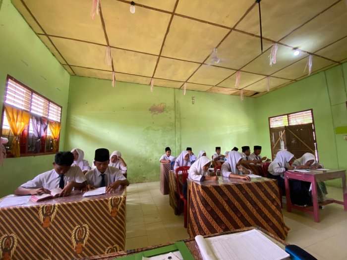 Penuh Semangat Siswa-siswi MTsN 6 Merangin Laksanakan Asesmen Sumatif Tengah Semester Ganjil