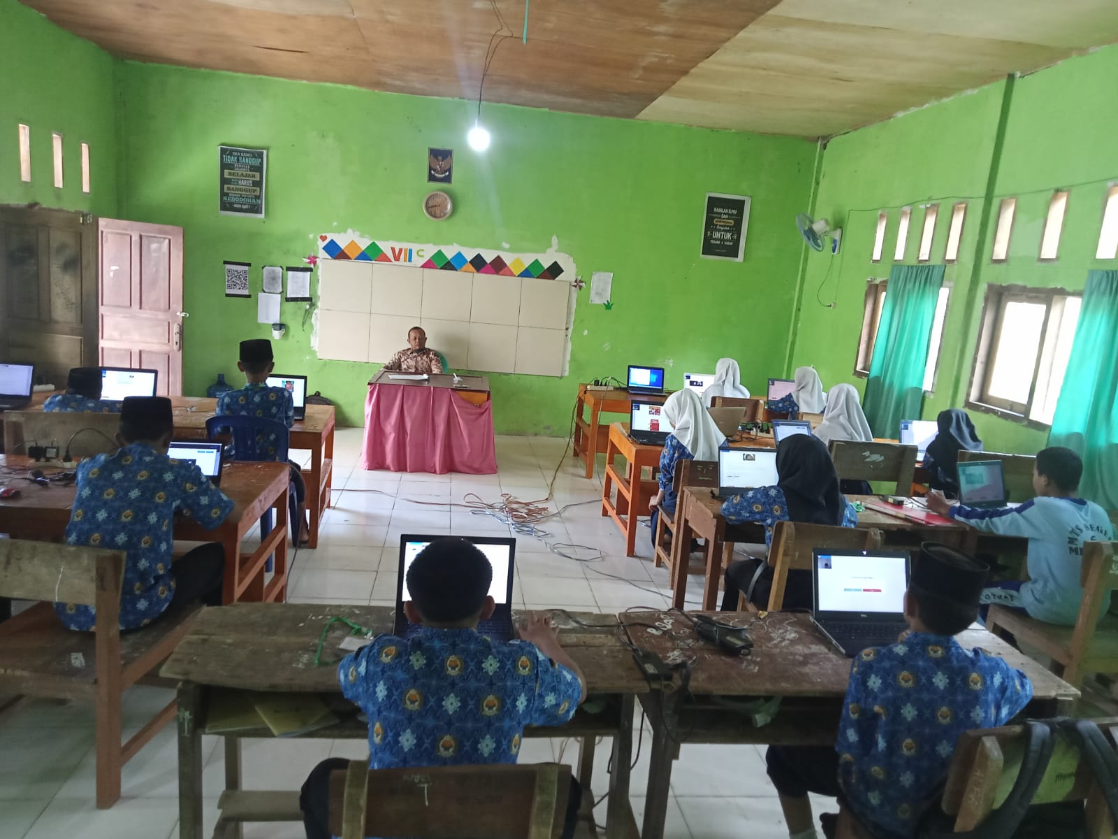 Semangat Yang Tak Luntur dari Siswa-siswi Mengikuti Ujian ANBK Gelombang 2 Hari Pertama di MTs Negeri 6 Merangin