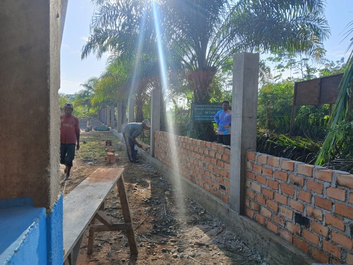 Percepat Pembangunan, Komite MTsN 6 Merangin Gencar Selesaikan Pagar Sekolah