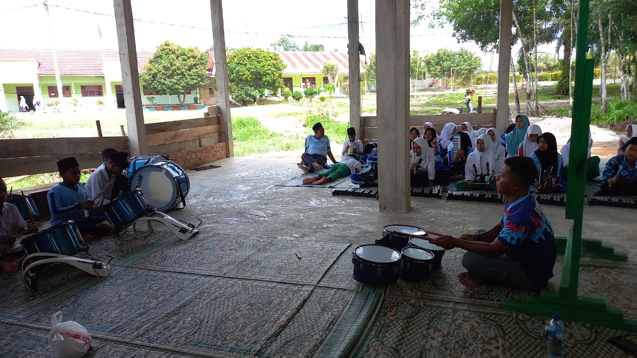 Tim Drumband MTsN 6 Merangin Memantapkan Latihan Menjelang Lomba HAB Kementerian Agama Kabupaten Merangin
